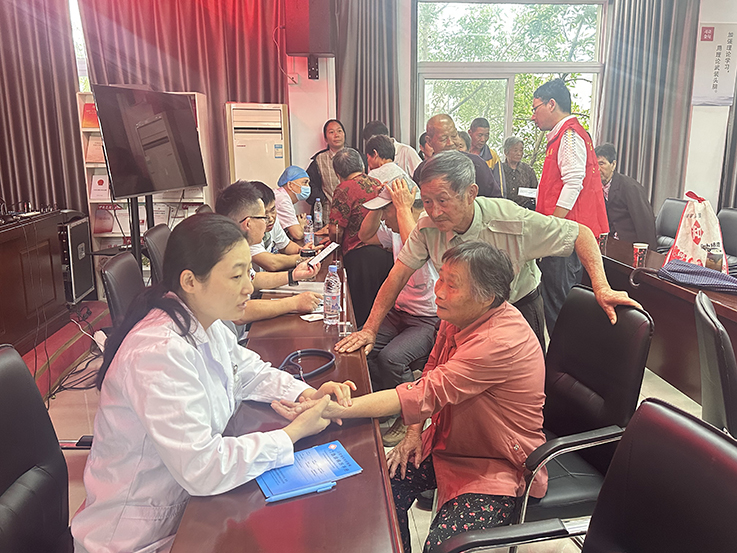 安徽省教科文衛(wèi)體工會(huì)組織勞模專家團(tuán)隊(duì)深入幫扶村開展送醫(yī)送藥義診與社會(huì)經(jīng)濟(jì)咨詢服務(wù)